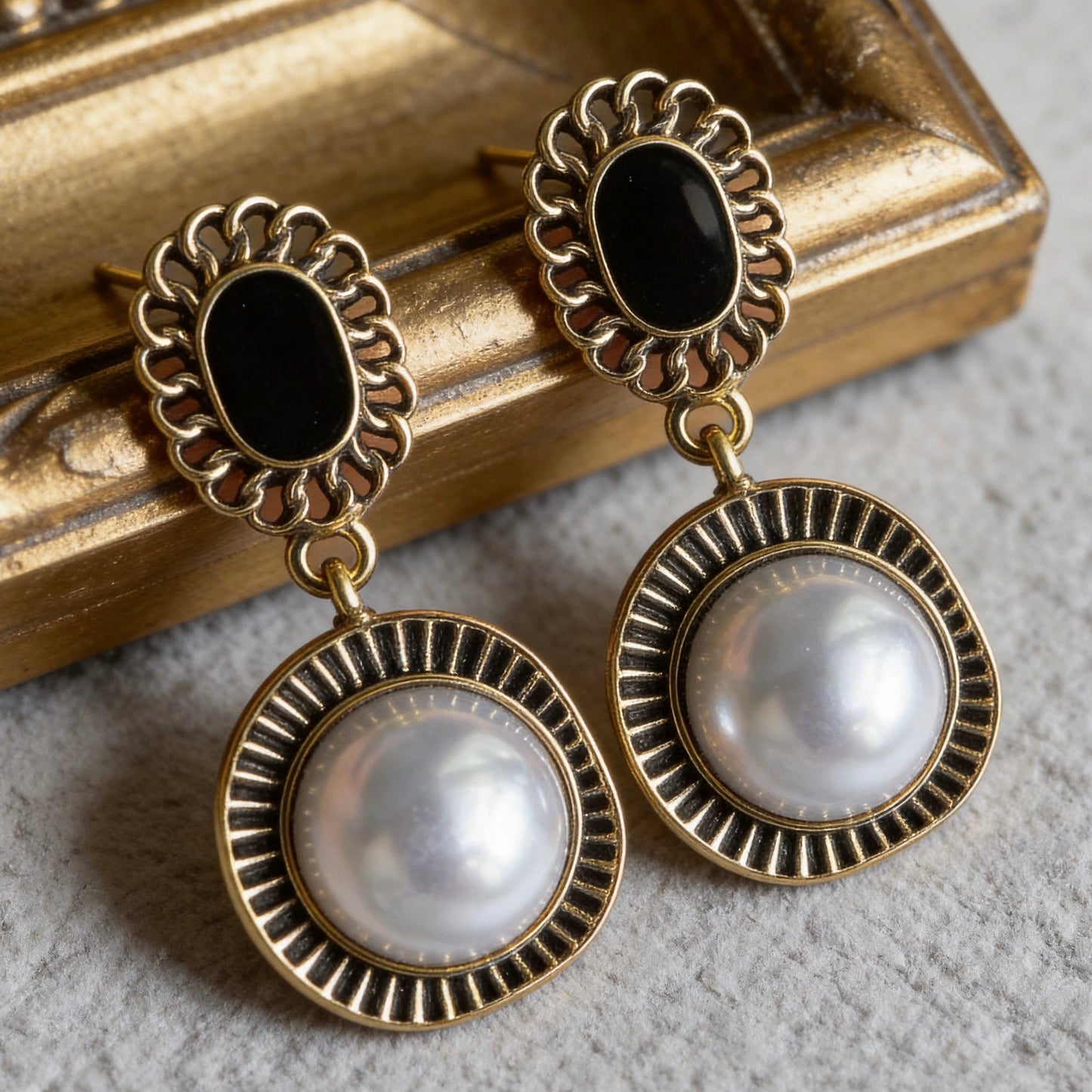 Eterna Noir Pearl Earrings