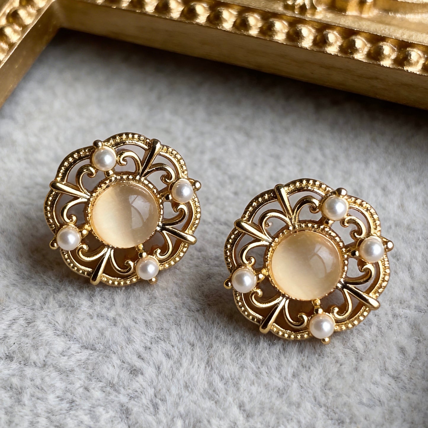 Cat Eye Pearl Studs