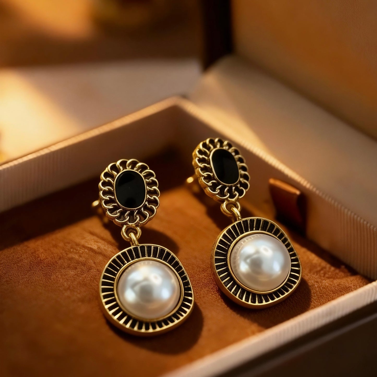 Eterna Noir Pearl Earrings