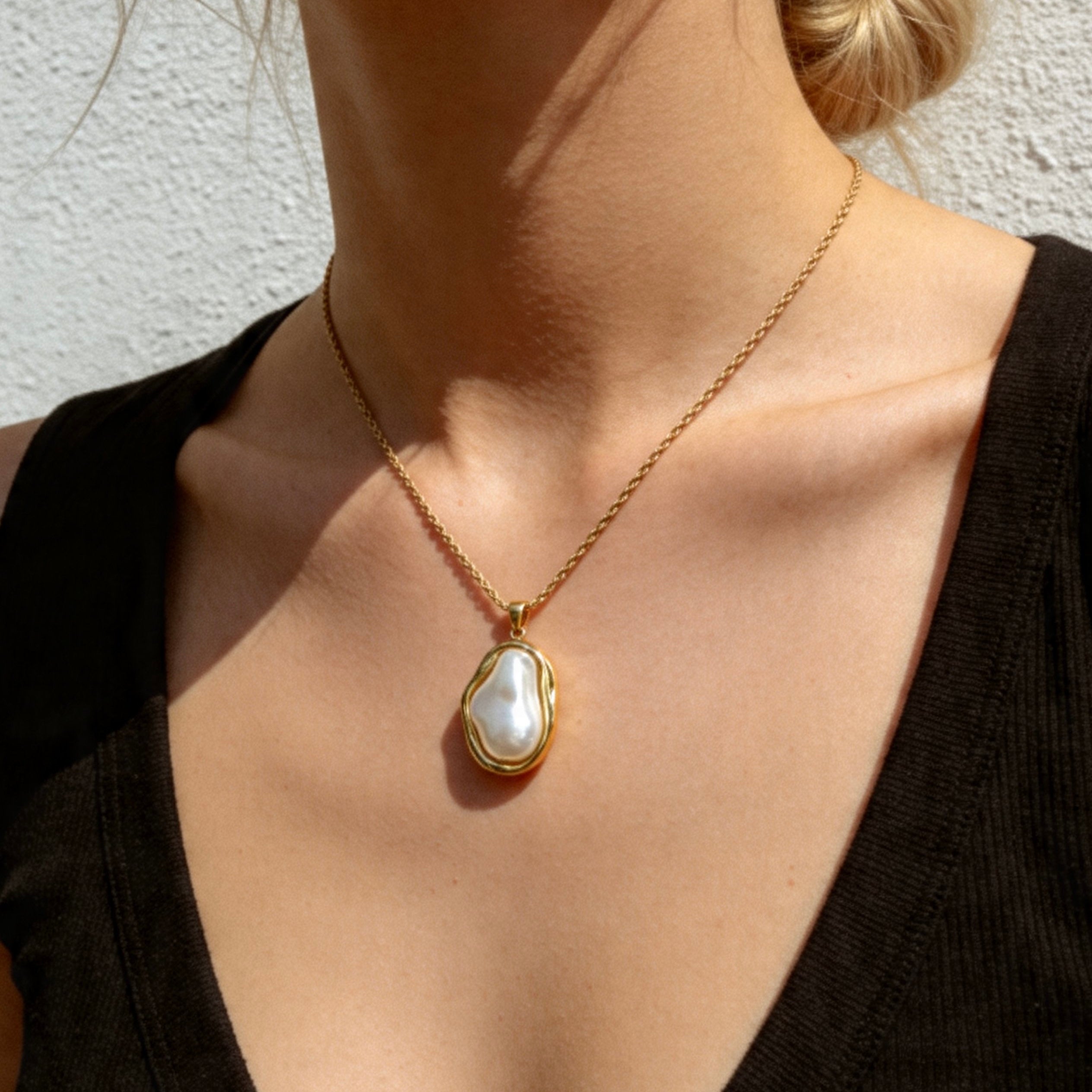 Baroque Pearl Gold Pendant Necklace