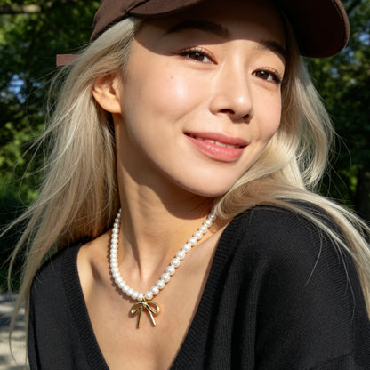 Pearl Pendant Necklace With Gold Bow