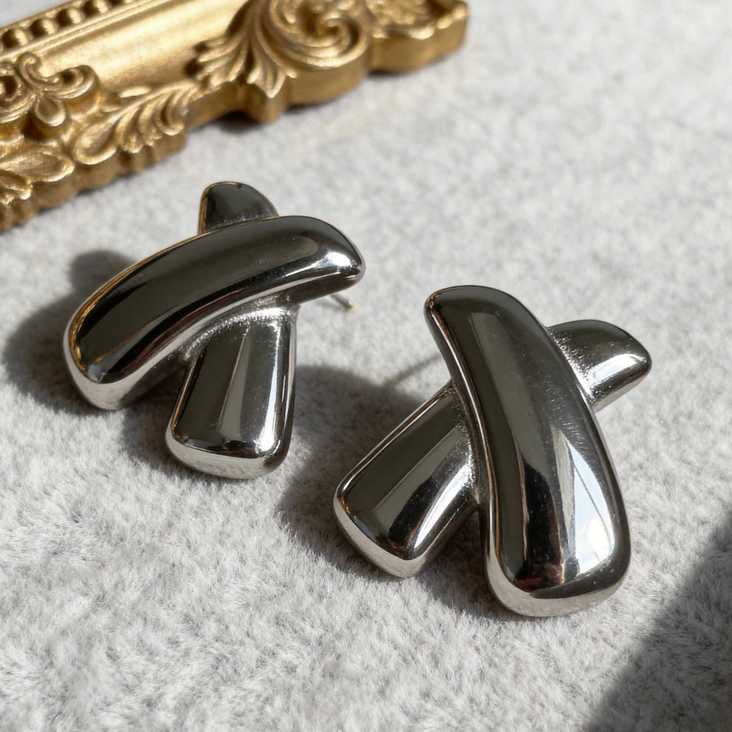 Abstract Curve Stud Earrings