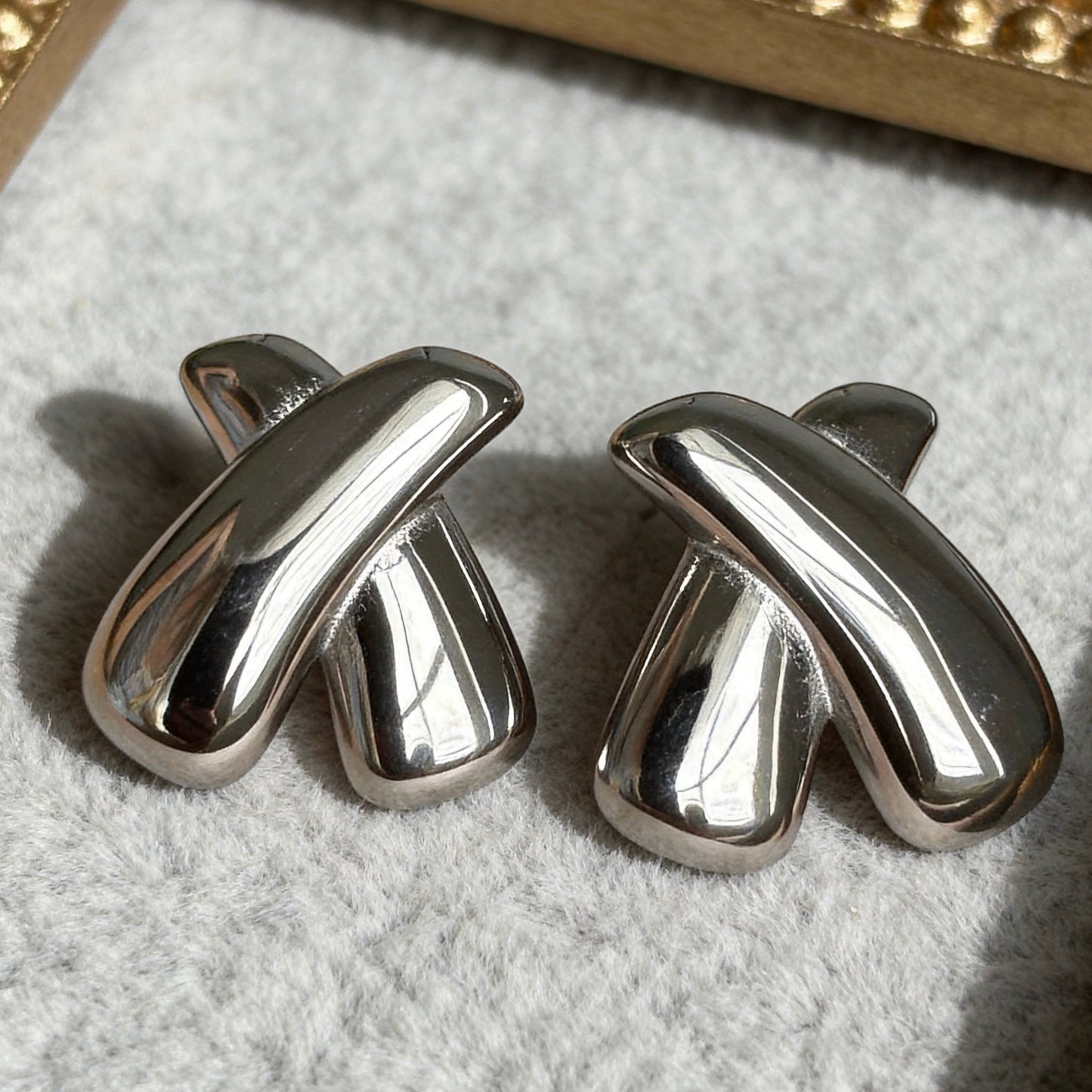 Abstract Curve Stud Earrings