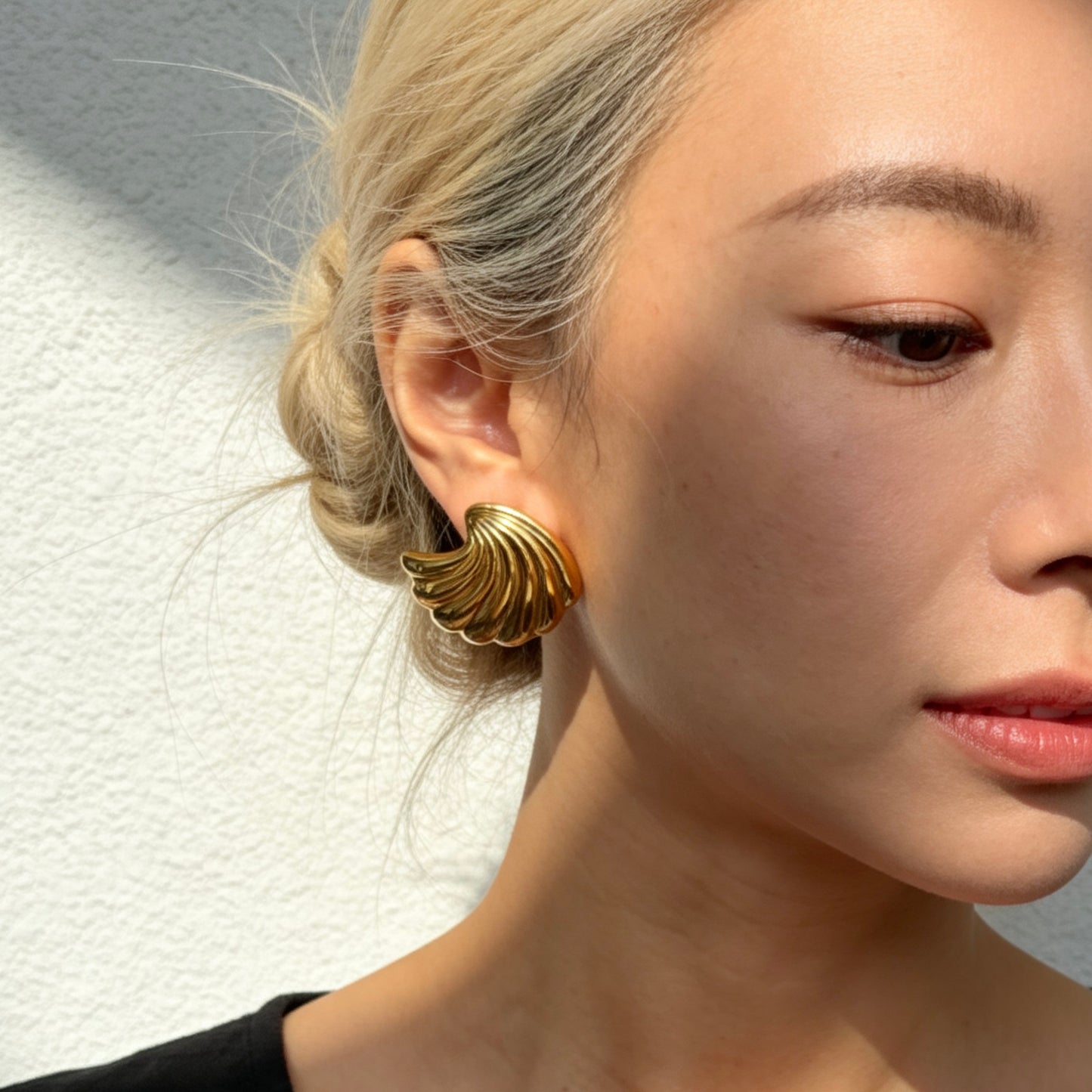 Shell Curve Stud Earrings
