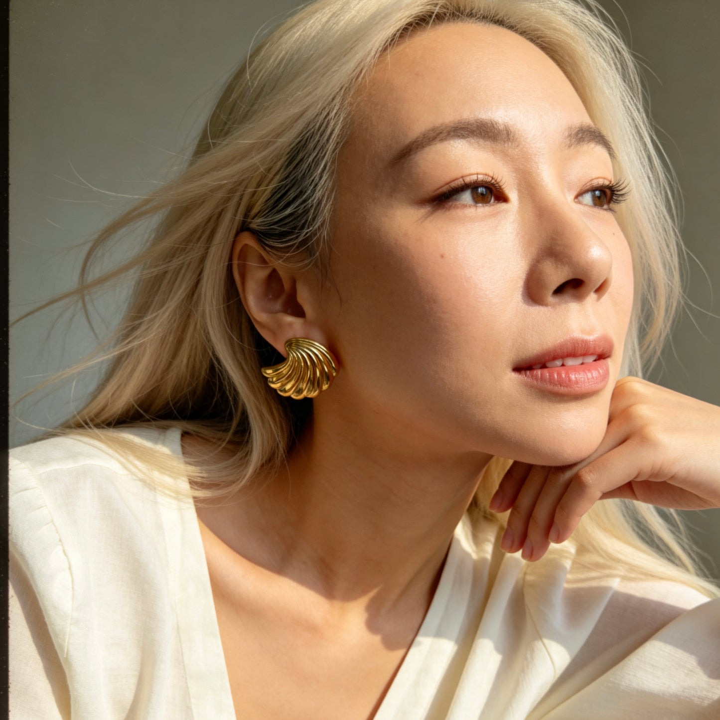 Shell Curve Stud Earrings
