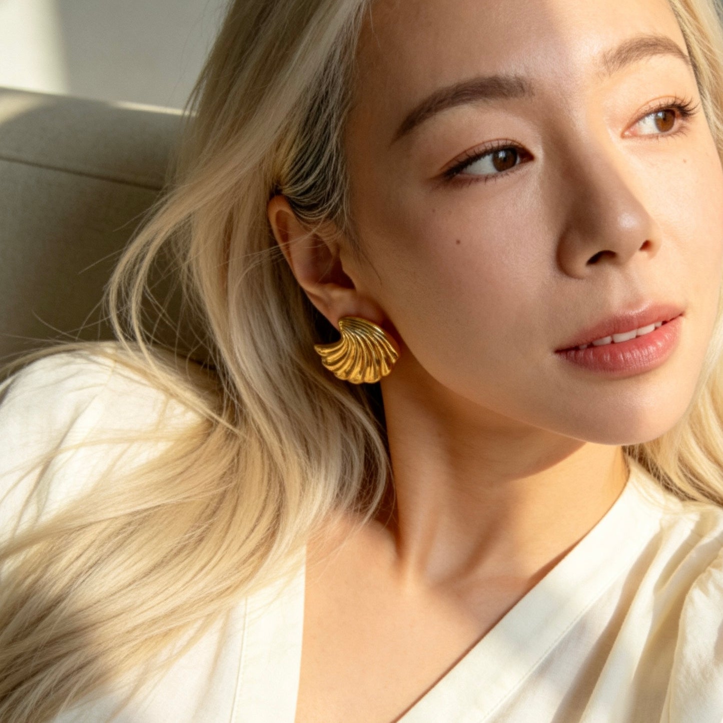 Shell Curve Stud Earrings