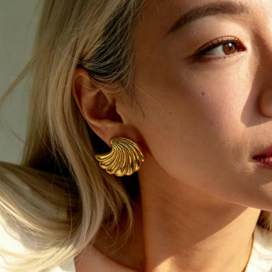 Shell Curve Stud Earrings